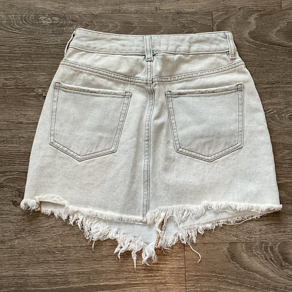 PacSun Denim Jean Mini Skirt Raw Hem Light Wash Size 26 EUC - Picture 5 of 6